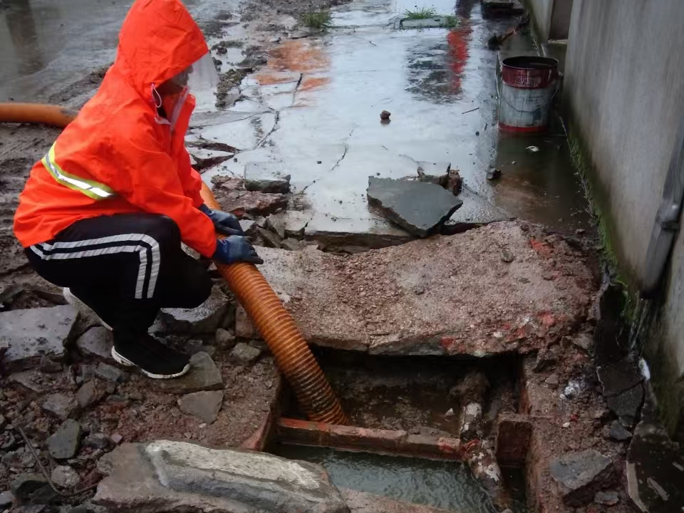 怒江专业清理污水池 炜誉市政以规范流程守护城市 “肠道”